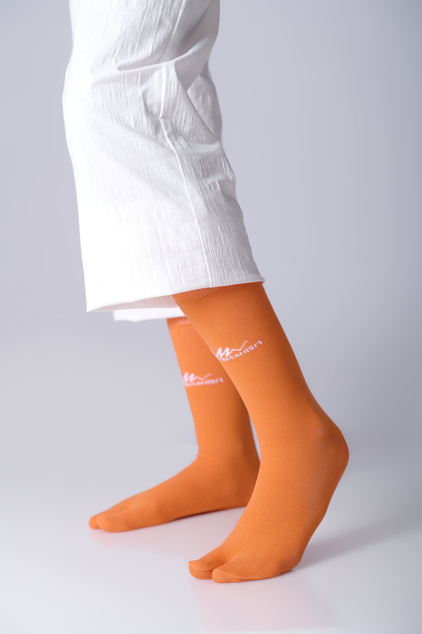 [Anniversary Sale] Meccanism - Lynn Orange Kaos Kaki